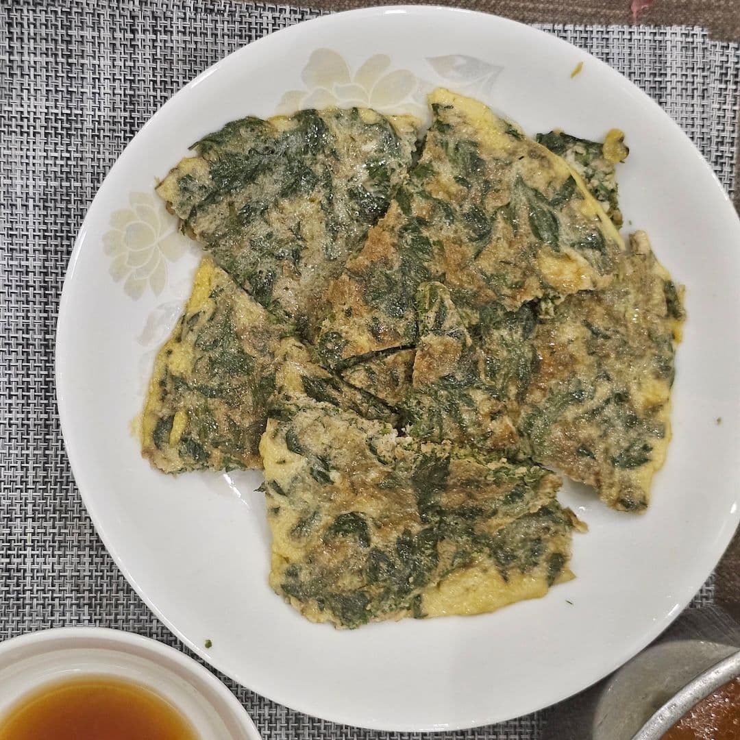 Trứng ngải cứu