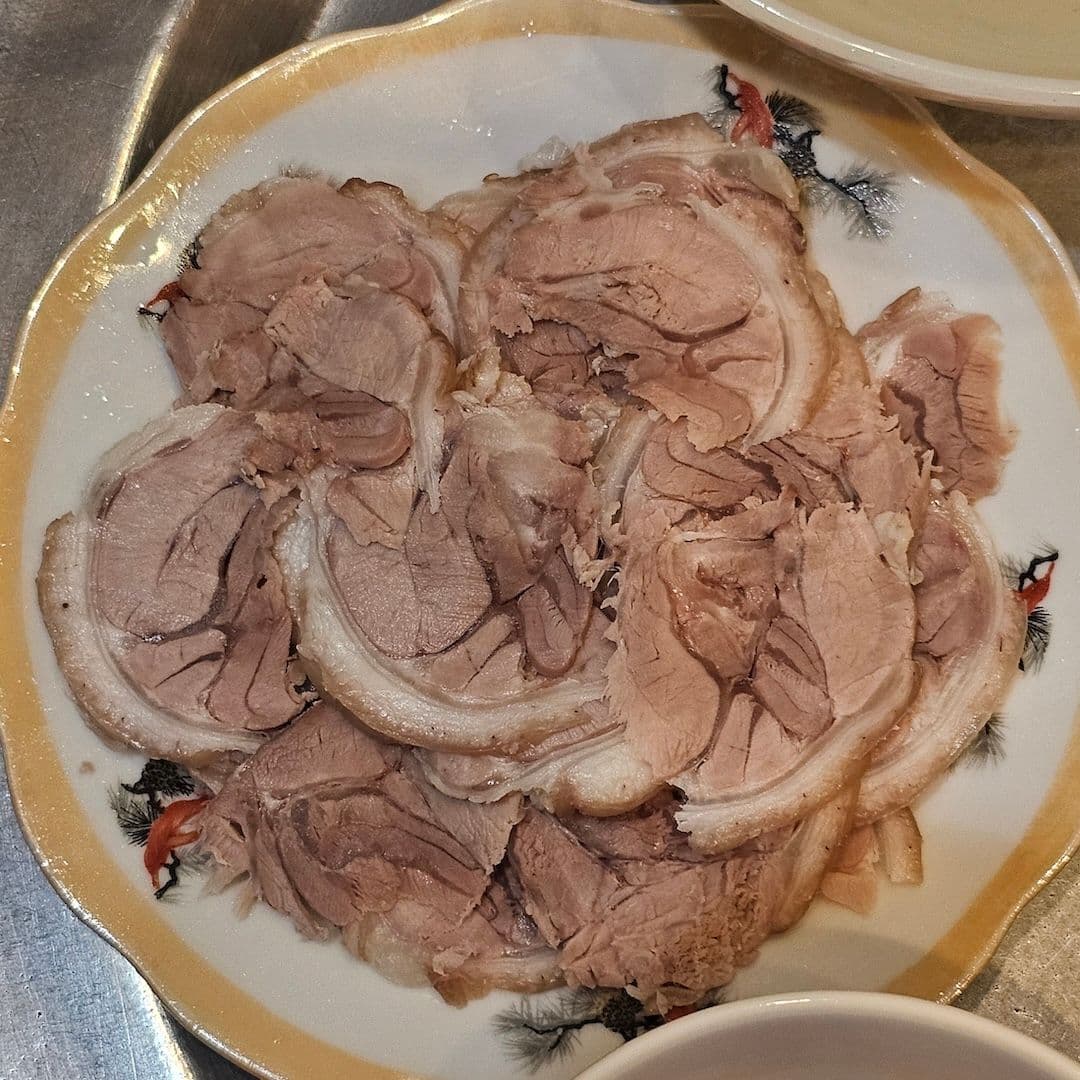 Thịt chân giò luộc