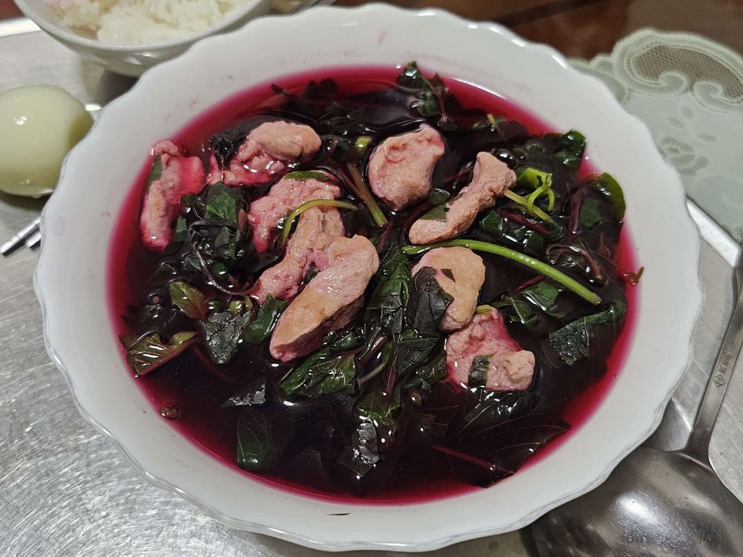 Canh rau dền giò sống
