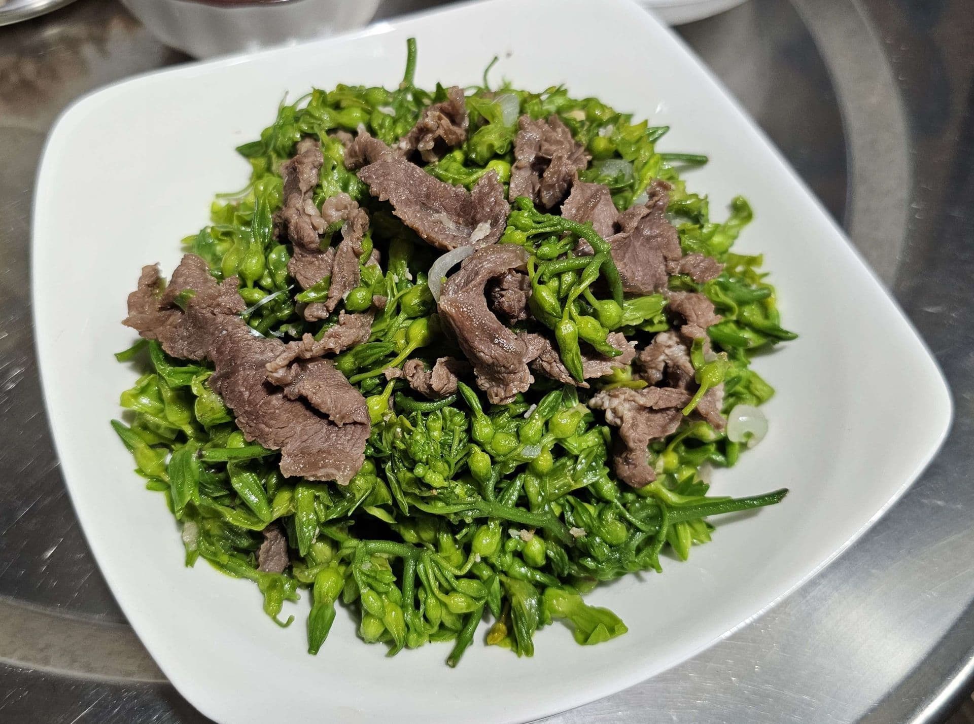 Bò xào bông thiên lý