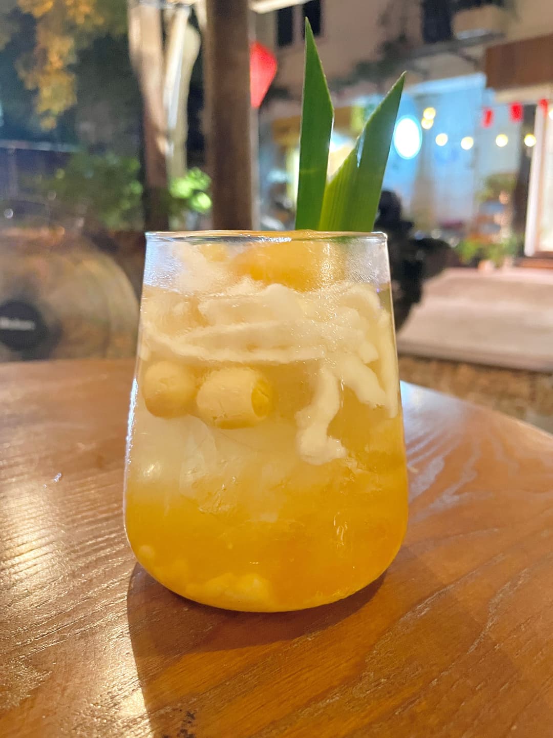 Chè sen nhãn dừa