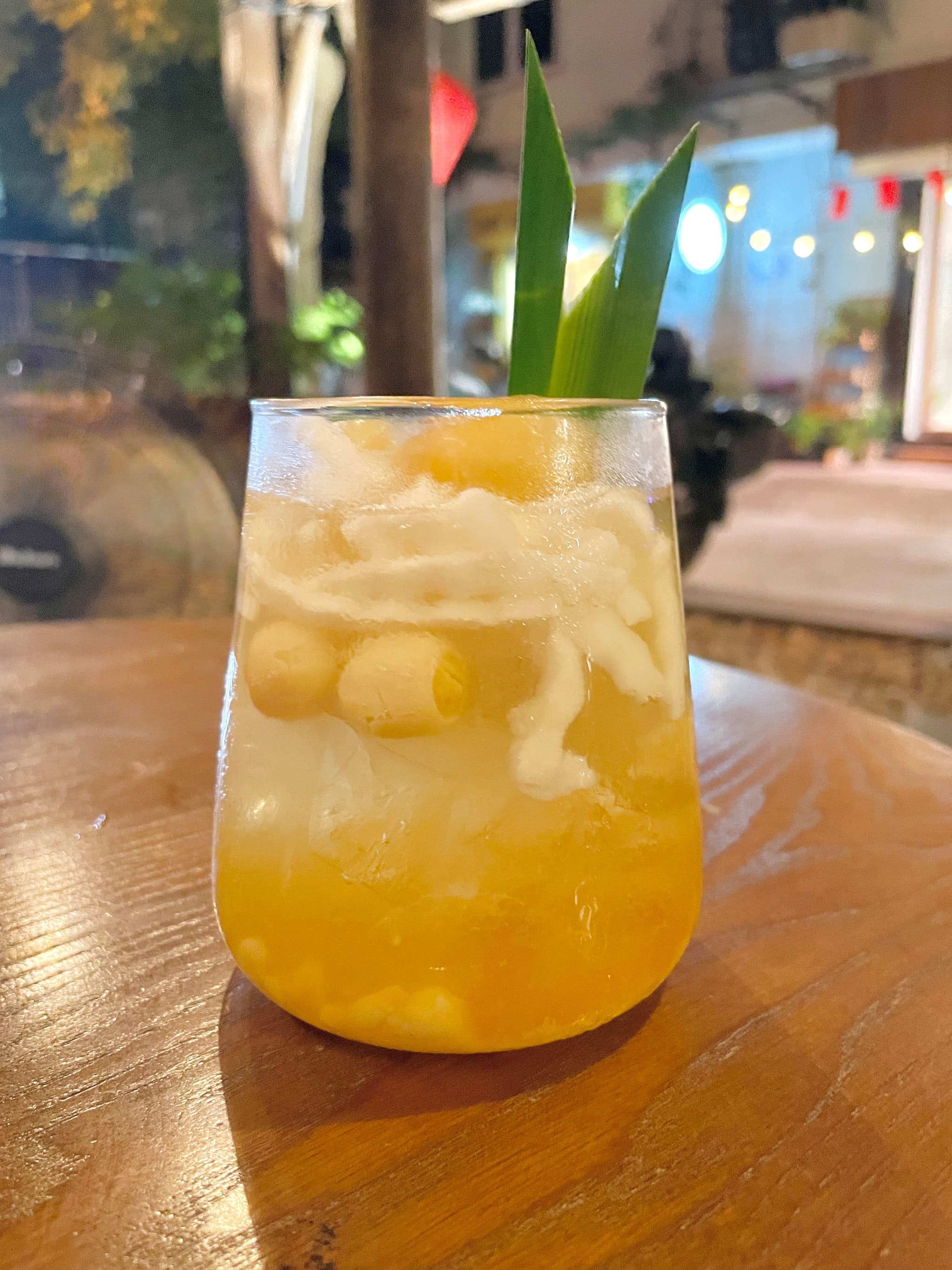 Chè sen nhãn dừa