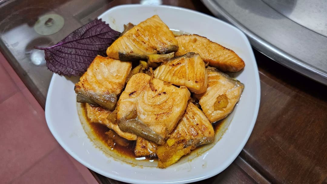 Cá hồi áp chảo sốt xì dầu