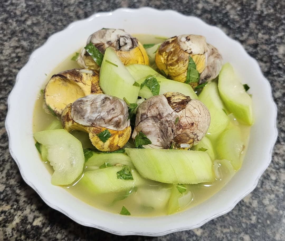 Canh trứng vịt lộn om bầu