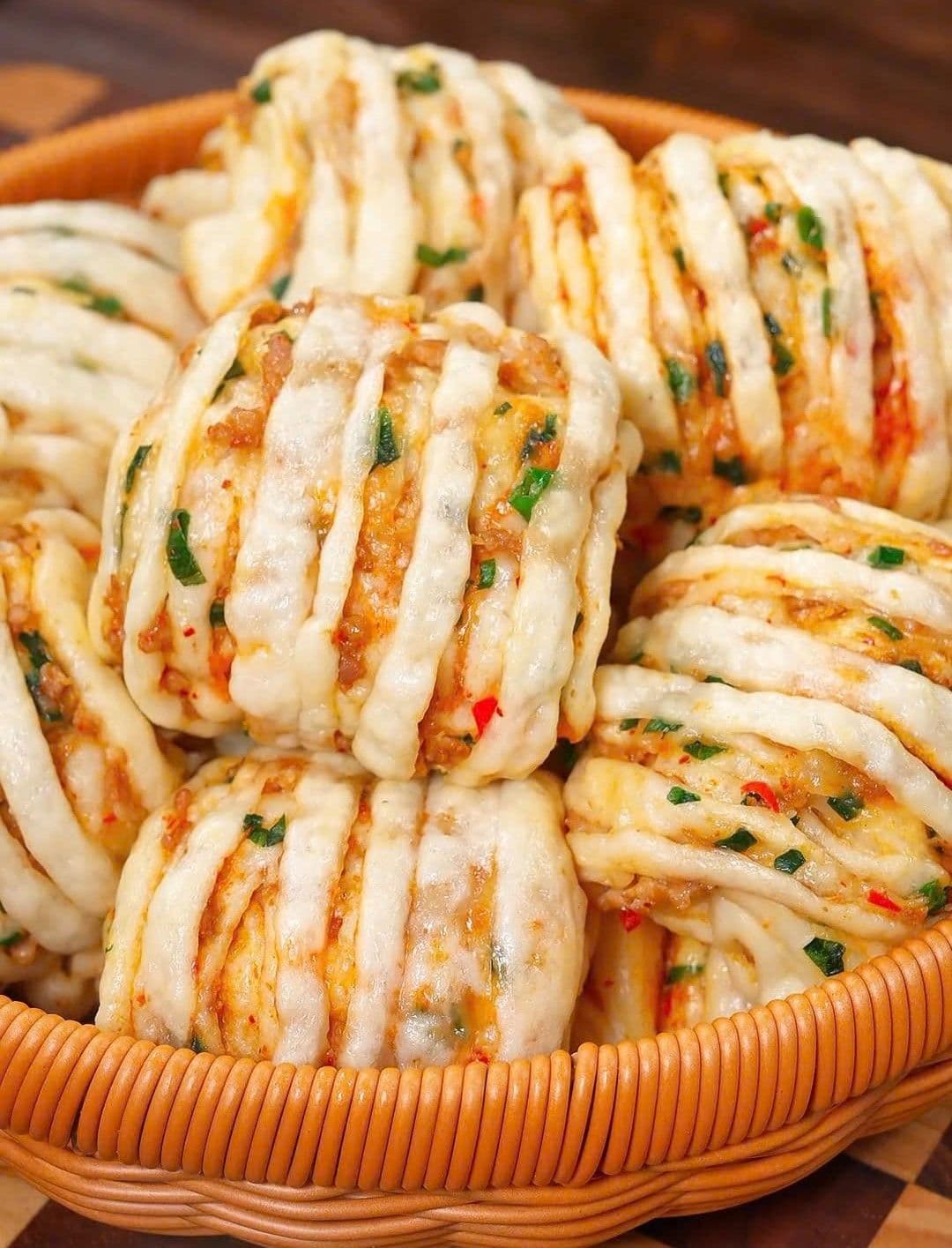 Bánh hoa cuộn thịt