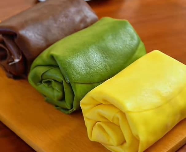 Bánh crepe cacao cuộn kem