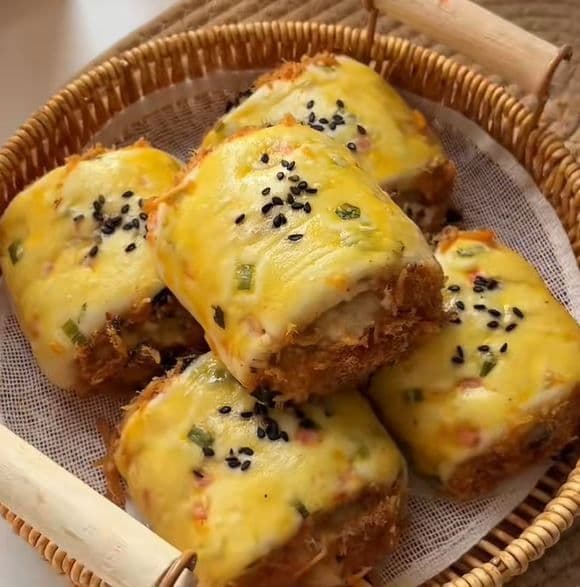 Bánh bao cuộn chà bông phô mai
