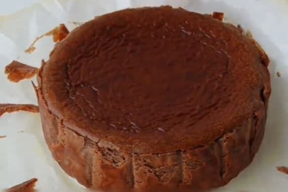 Bánh phô mai cháy cacao