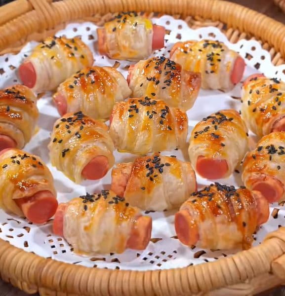 Bánh croissant cuộn xúc xích mini