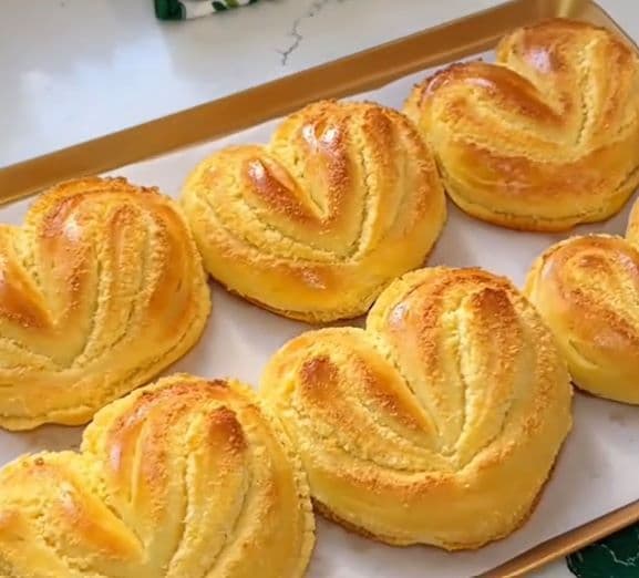 Bánh mì dừa hình trái tim