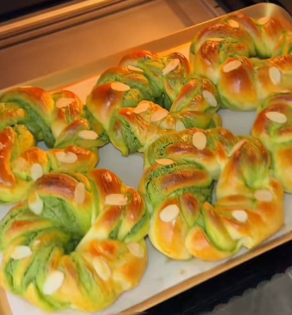 Bánh mì vòng hoa matcha kem sữa